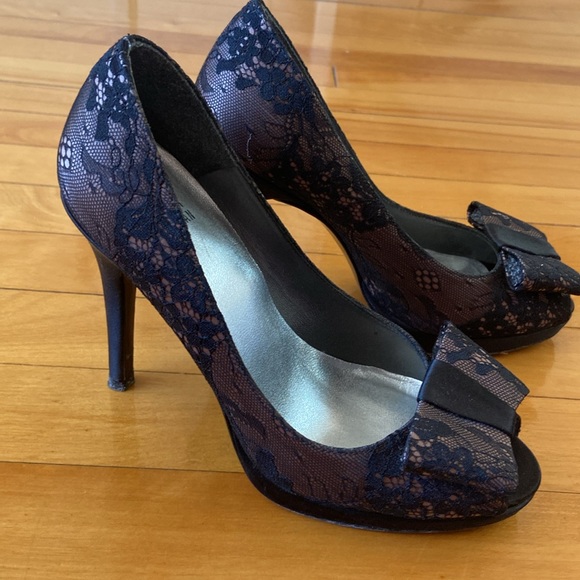 Stuart Weitzman Bowright Lace Pumps 6 - Picture 4 of 4